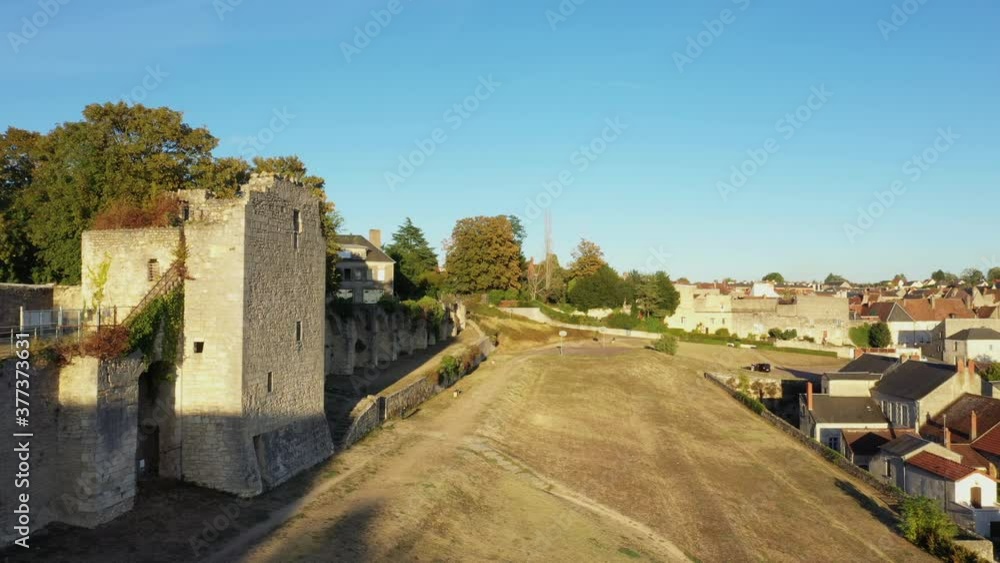 Les murailles du château de la vieille ville de la Charité sur Loire, en France, en Bourgogne, dans la Nièvre, en été et en drone lors d'une journée ensoleillée. Les murailles du château de la vieille ville de la Charité sur Loire, en France, en Bourgogne, dans la Nièvre, en été et en drone lors d'une journée ensoleillée.