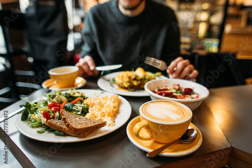 Tableau sur toile delicious breakfast of scrambled eggs and oatmeal at cafe