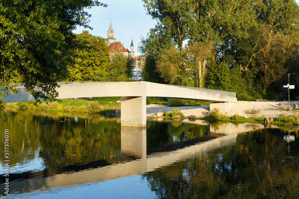 Fußgängerbrücke an der Donau in Sigmaringen mit Blick auf Hohenzollernschloss