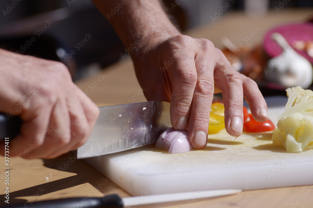 chef cuisinier avec un couteau et des oignons