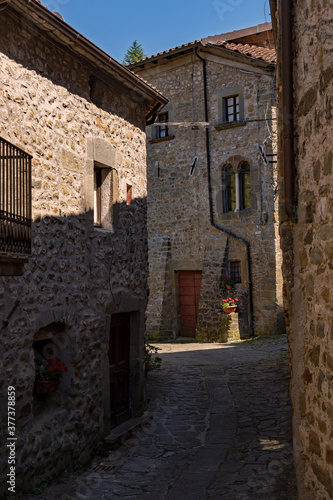 Fototapeta Naklejka Na Ścianę i Meble -  Enge Straße in Verrucola in Fivizzano, Toskana, Italien 