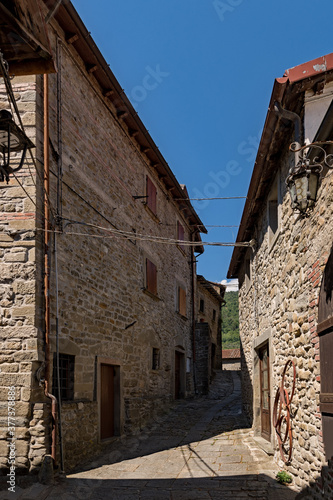 Fototapeta Naklejka Na Ścianę i Meble -  In den Straßen von Verrucola in Fivizzano, Toskana, italien 