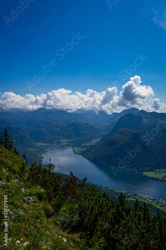 Berge mit See Aussicht