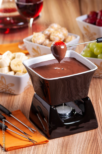 Fondue  de chocolate em cena de mesa photo