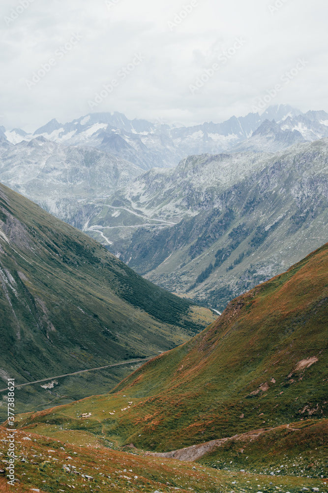 Naklejka premium Paisaje con montañas y un valle