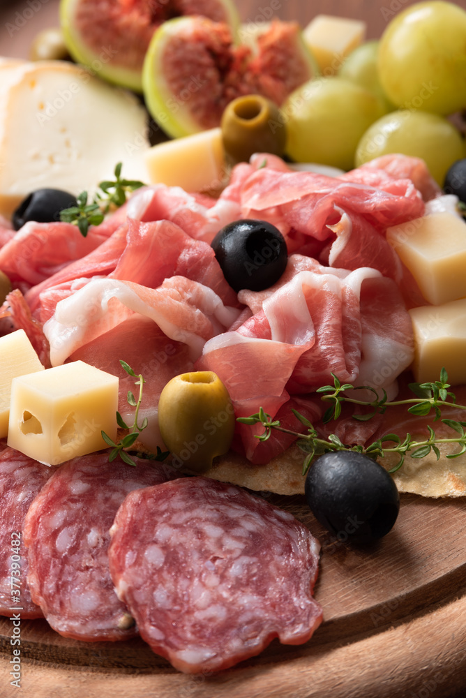 Tipico Tagliere Di Antipasti Misti Con Prosciutto Crudo Salame Tipico Tagliere Di Antipasti Misti Con Prosciutto Crudo Salame