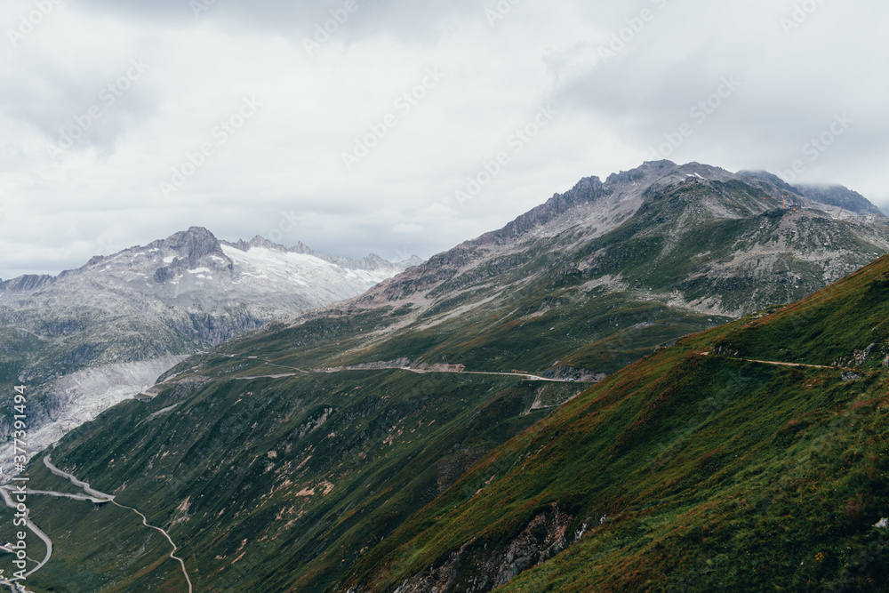 Naklejka premium Paisaje con montañas y un valle