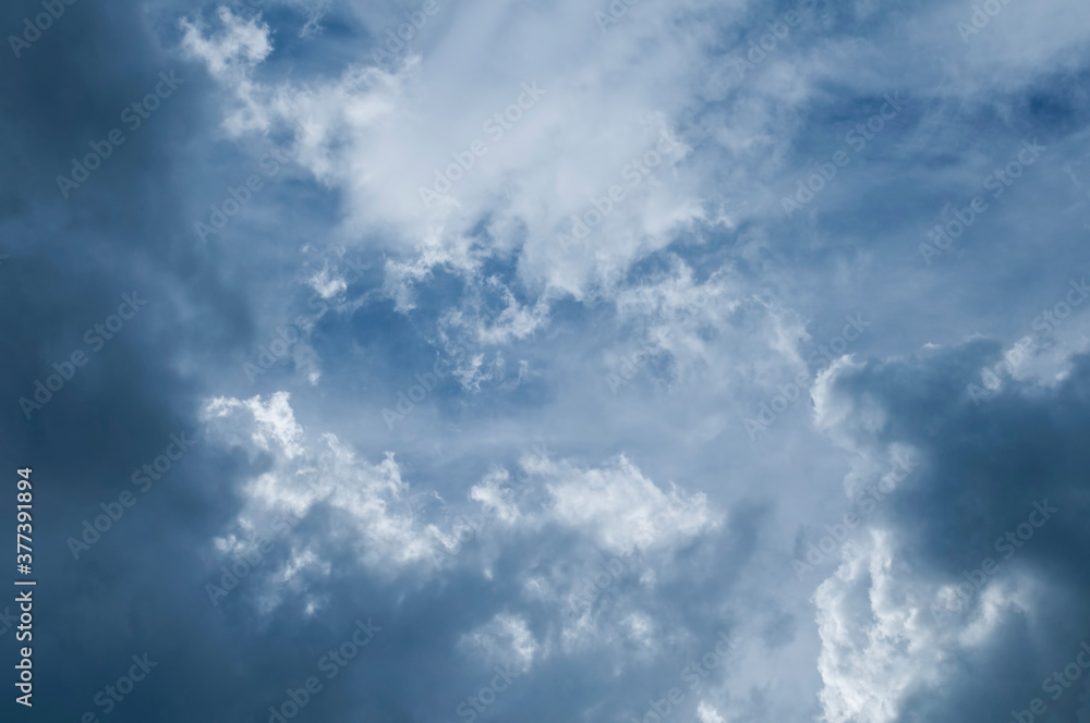 Obraz premium Dramatic dark blue sky with heavy clouds background