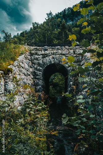 Puente en medio de unas montañas