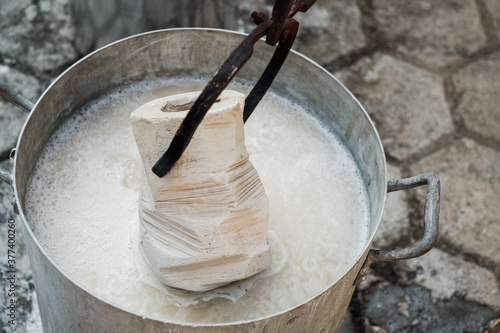 Making of artisan Raku ceramics