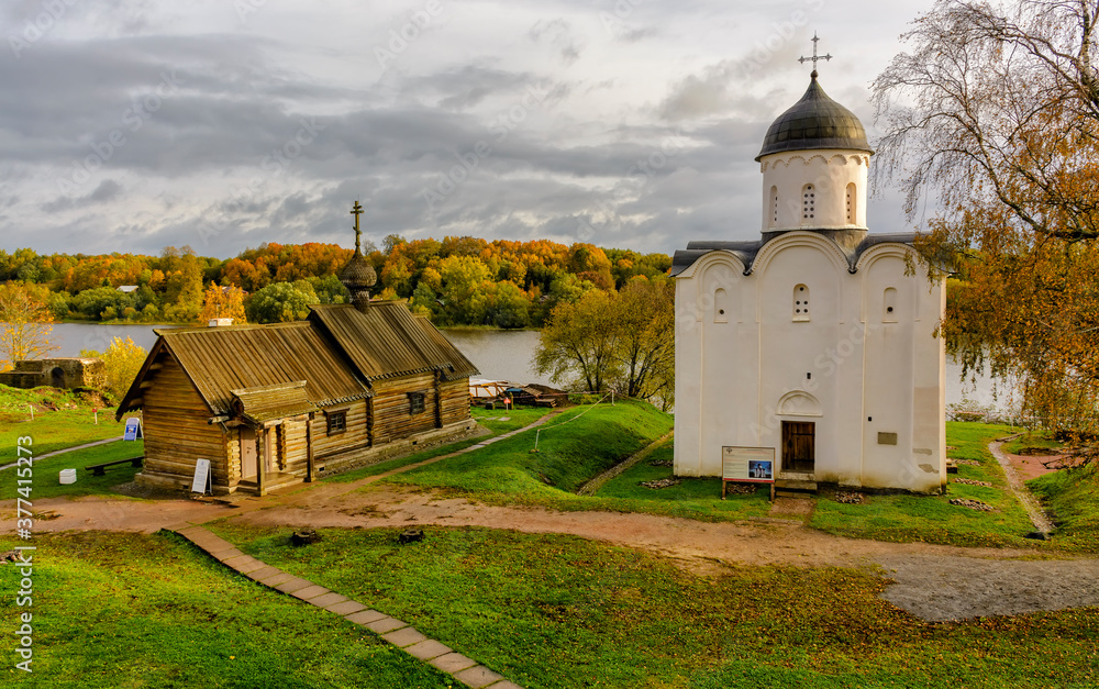 The churches of Dmitry Solunsky and George in the fortress.