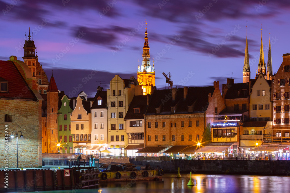 Fototapeta premium Old Town of Gdansk, Dlugie Pobrzeze, Bazylika Mariacka or St Mary Church, City hall and Motlawa River at night, Poland