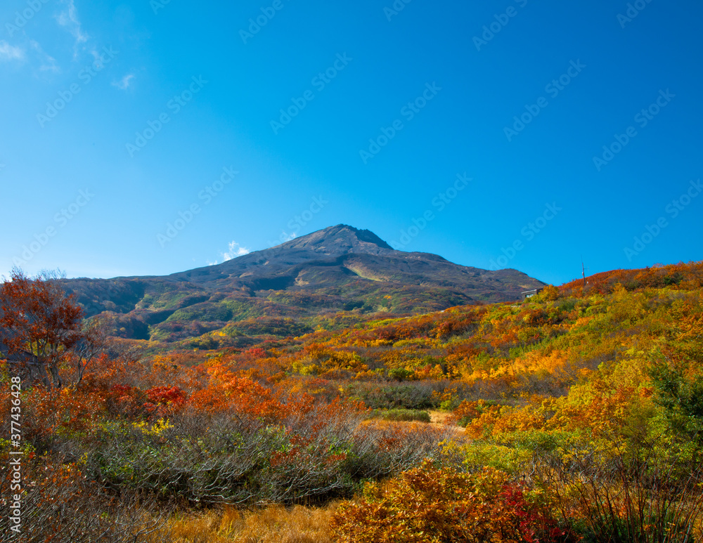 鳥海山と紅葉と青空