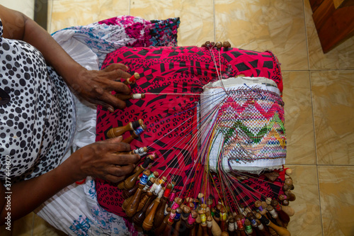 Quadro su tela Berralu lace making in Sri Lanka