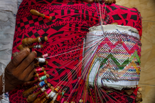 Schilderij op canvas Berralu lace making in Sri Lanka
