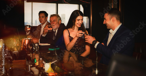 Fotografi businesspeople toasting glasses of whiskey to celebrate friendship