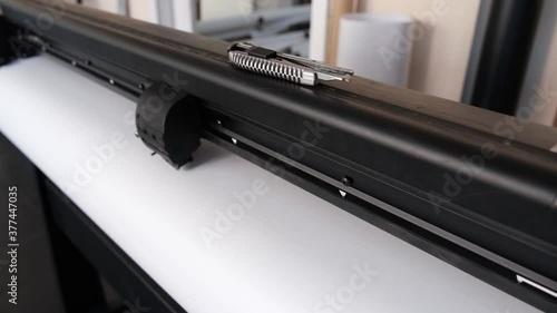 Vinyl cutter plotter machine and moving cutting head