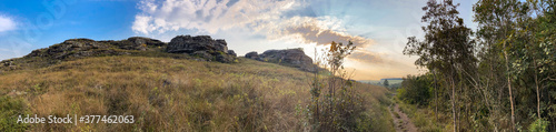 Paisagem ampla de grandes pedras e pôr do sol photo