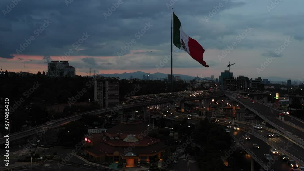 Vista aérea de la Bandera Monumental de San Jerónimo, en la Ciudad de México, durante el