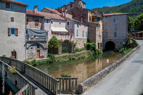 Creissels, village médiéval au pied des falaises du causse du Larzac en Aveyron.