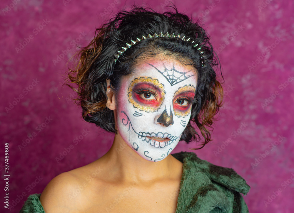 Foto Stock Mujer joven millennial bonita maquillaje catrina mexicana latina  día de los muertos halloween cara pintada festividad disfraces punk moderna  urbana modelo expresión | Adobe Stock