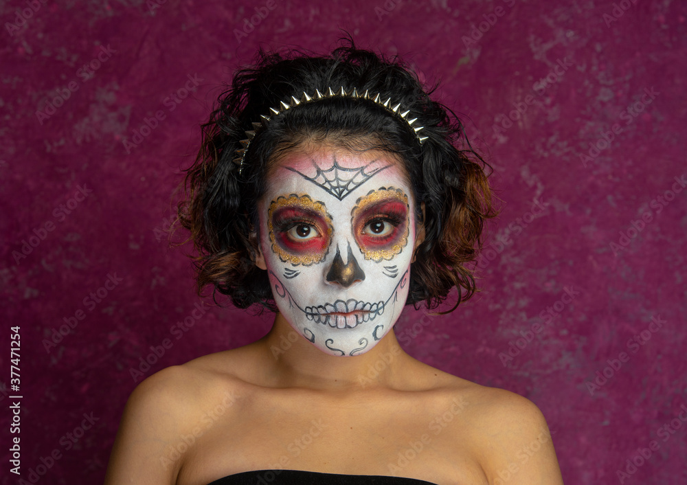 Fotografia do Stock: Mujer joven millennial bonita maquillaje catrina  mexicana latina día de los muertos halloween calavera cara pintada  festividad disfraces fondo rosa punk moderna urbana modelo expresión mirada  elegante | Adobe
