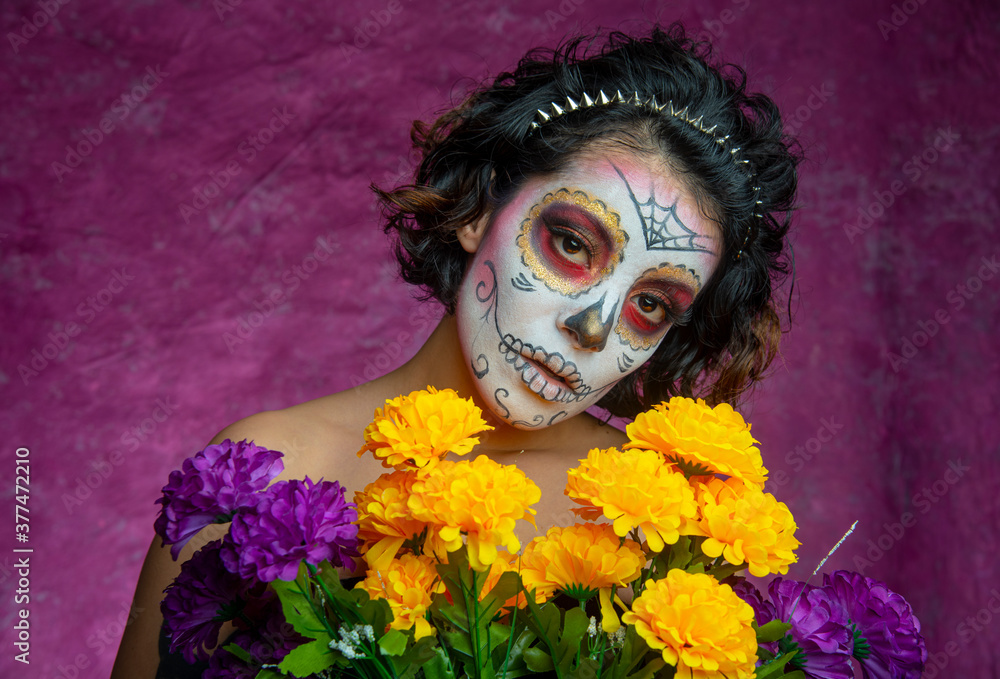 Mujer joven millennial bonita maquillaje catrina mexicana latina día de los  muertos halloween calavera cara pintada festividad disfraces flores  cempasuchil fondo rosa colorido punk moderna urbana Stock Photo | Adobe  Stock