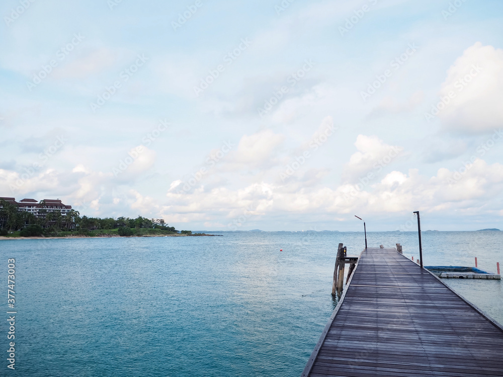 Obraz premium Khao Laem Ya National Park, the evening with water and beautiful sky, suitable for tourism presentation in Rayong and Thailand.