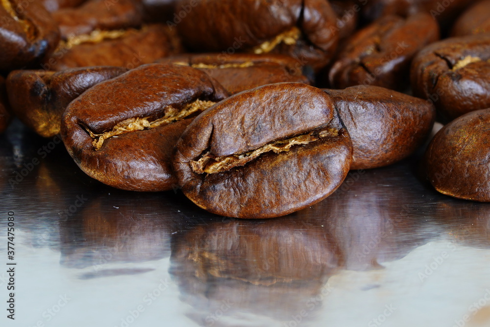 Obraz premium Coffee beans close-up on foil.