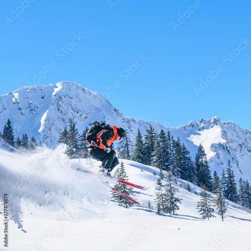 Skifahrer beim verwegenen Sprung über eine Wächte