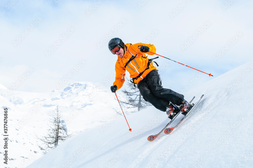 Sportlich-dynamisch und elegant Skifahren im freien Gelände