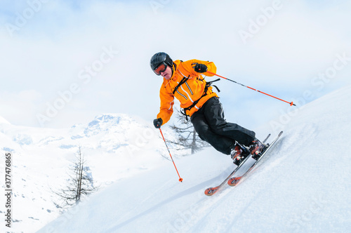Sportlich-dynamisch und elegant Skifahren im freien Gelände © ARochau