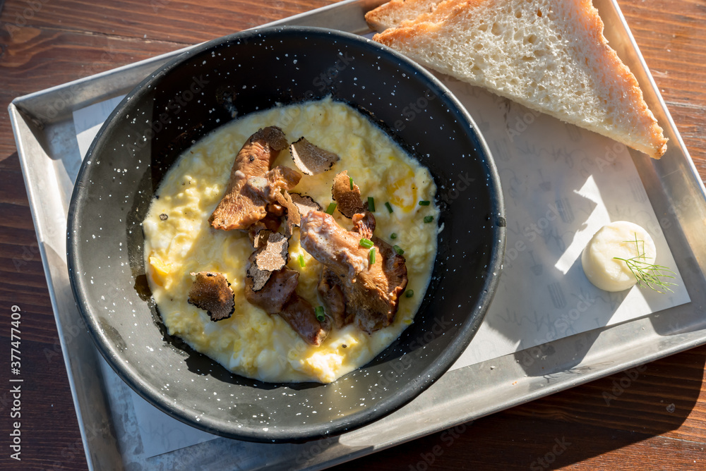 Scrambled eggs with mushrooms Scrambled eggs with mushrooms