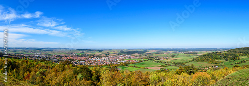 Herbstliches Panorama der mittelfränischen Stadt Weißenburg an einem sonnigen Tag
