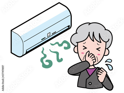 悪臭がするエアコンに困っているおばあさん