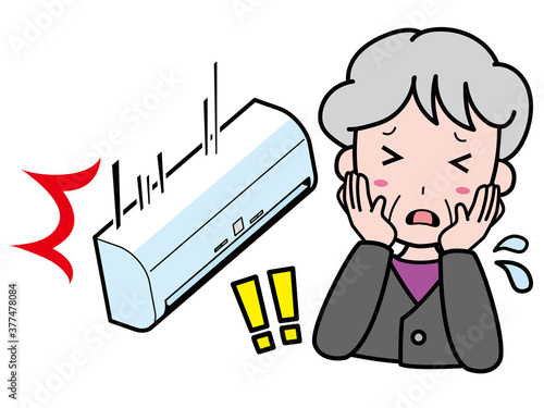 エアコンが落下し驚いているおばあさん