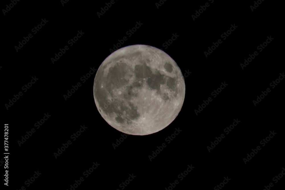 Luna llena en una noche sin nubes. Luna llena en una noche sin nubes.