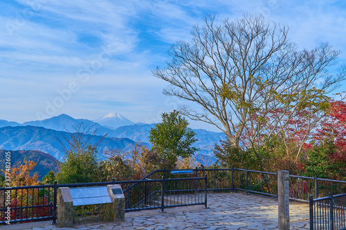 東京 八王子市の秋の高尾山頂の大見晴園地から南西側方面(富士山など)