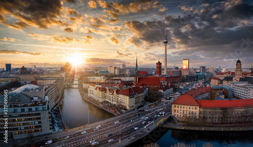 Panorama der Skyline von Berlin. Deutschland, mit dem Fluss Spree, Berliner Dom und dem Alexander Platz bei Sonnenuntergang