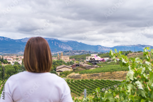 mujer mirando paisaje de viñedos en elciego ,rioja alabeas