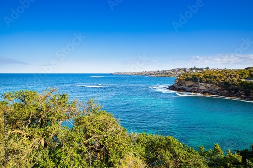 Fototapeta Naklejka Na Ścianę i Meble -  Gordons Bay surrounded by high rock cliffs and houses, turquoise blue waters great for swimming Sydney NSW Australia