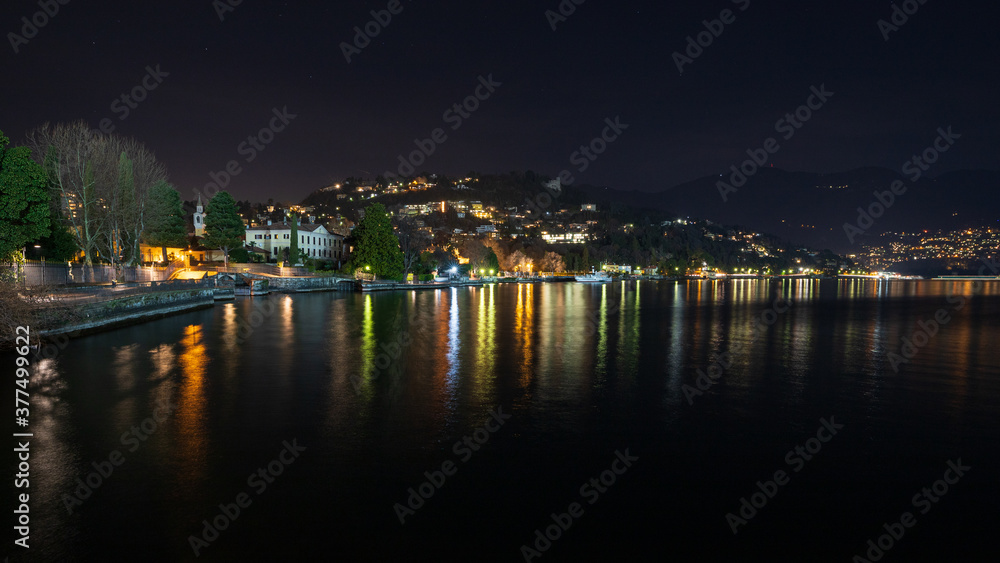 paesaggio notturno sulla città e sul lago di Como
