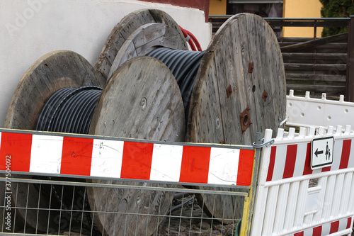 Große Kabeltrommeln für Stromkabel aus Holz  photo