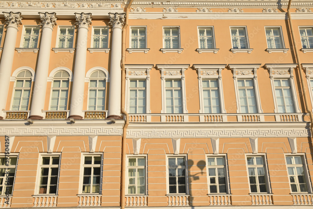 Façade à colonnes à Saint-Pétersbourg, Russie