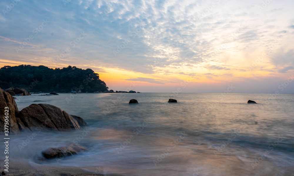 Naklejka premium Beautiful sunrise over the sea at Kuantan beach in Malaysia