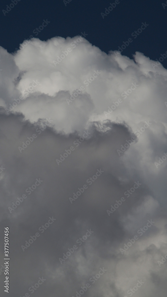 Gros cumulus dans un ciel dégagé Gros cumulus dans un ciel dégagé