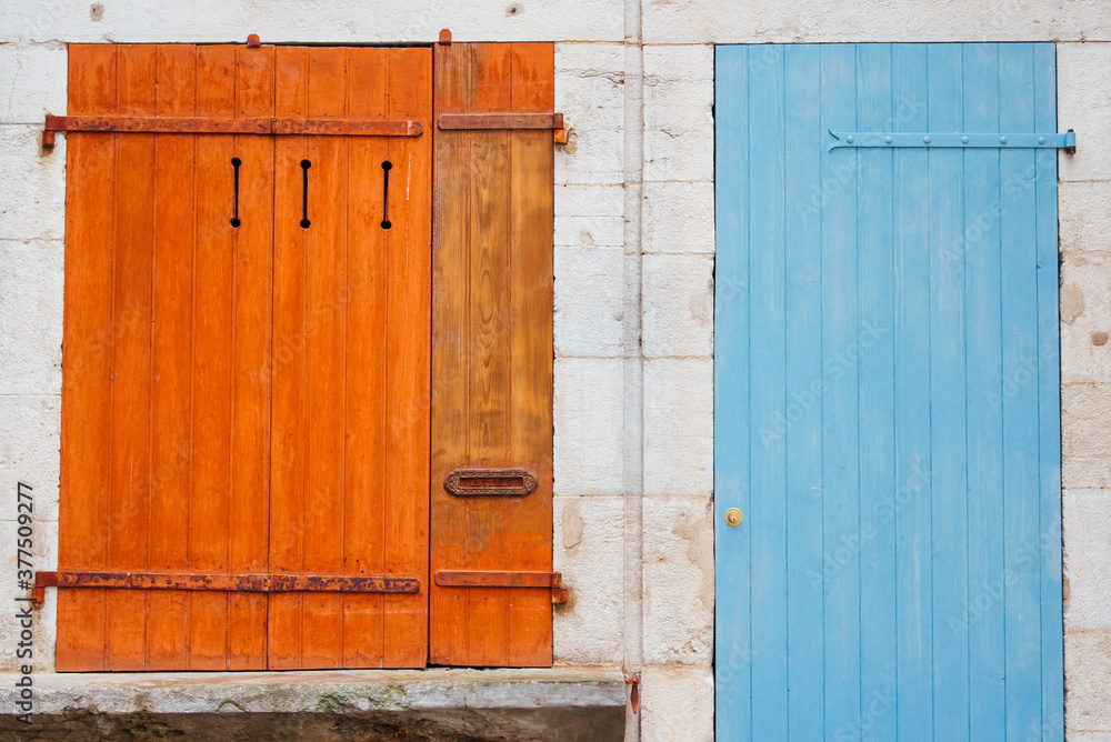 fenêtre orange te porte bleue. Architecture ancienne couleurs complémentaires fenêtre orange te porte bleue. Architecture ancienne couleurs complémentaires