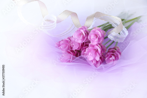 薄紫のチュールとピンクのクルクマの花束