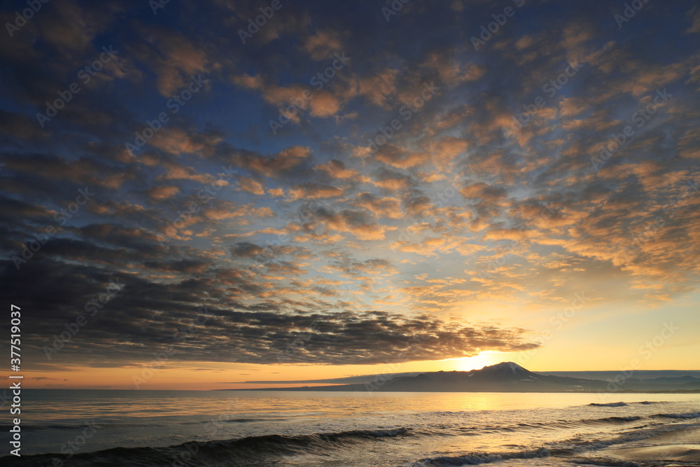 日本海の弓ヶ浜半島からの伯耆大山と日の出