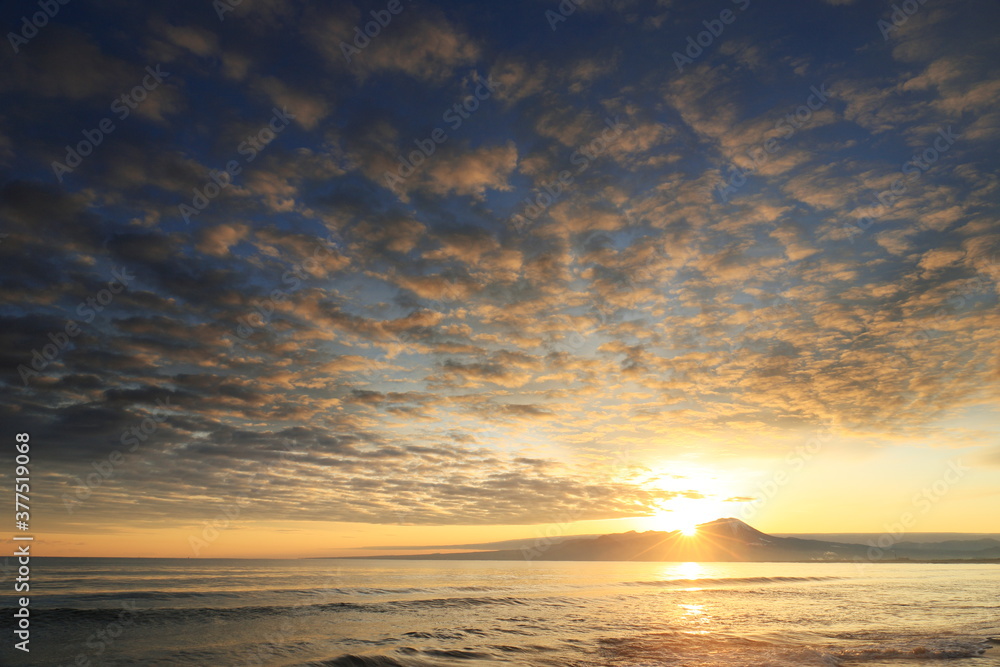 日本海の弓ヶ浜半島からの伯耆大山と日の出